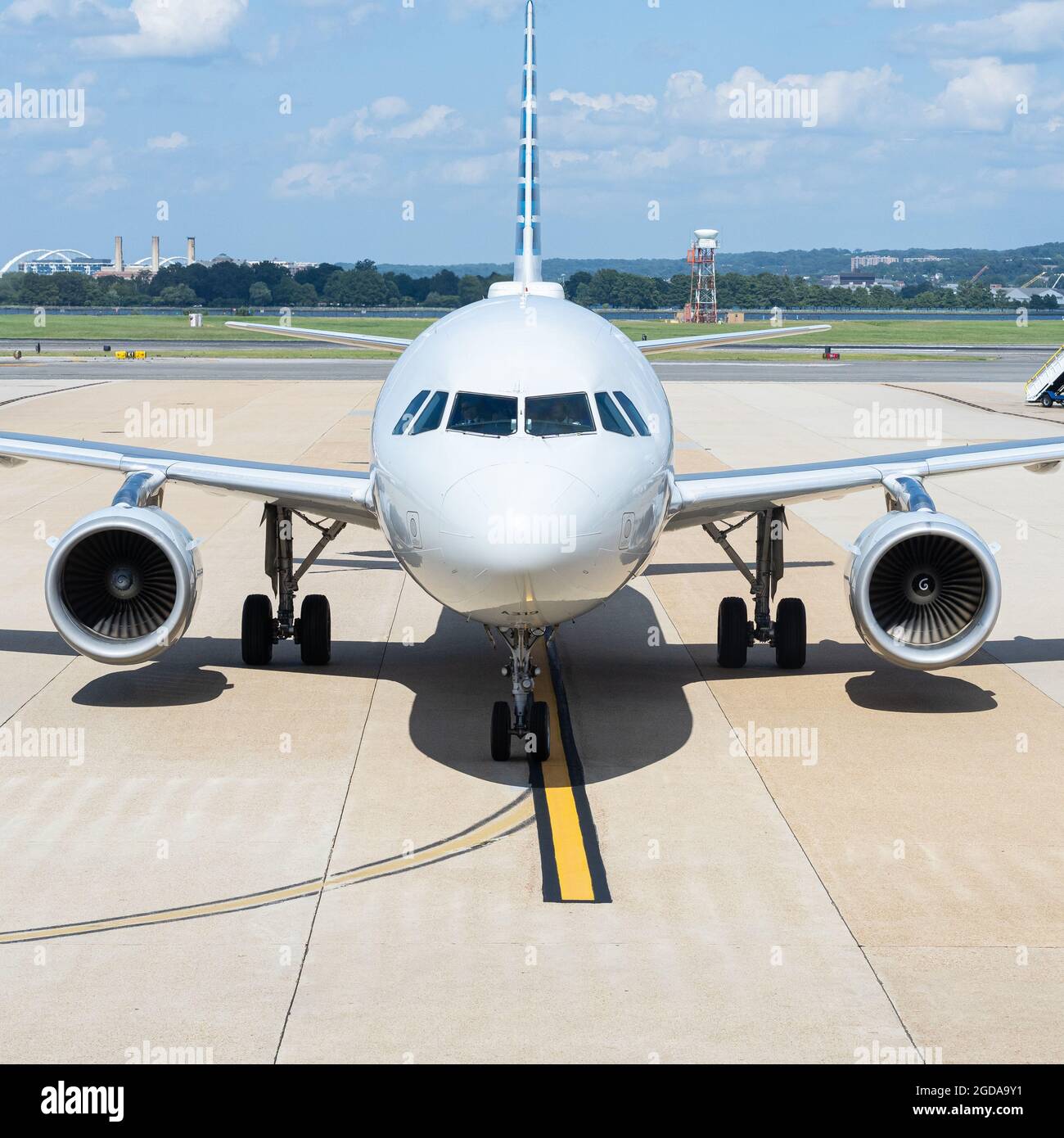 ARLINGTON va, ÉTATS-UNIS - 13 juillet 2021 : un avion d'American Airlines qui taxe à la porte de l'aéroport national de Washington Banque D'Images