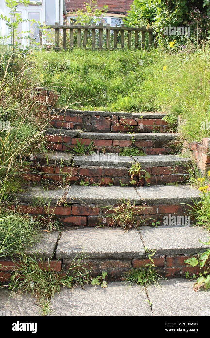 Les marches du jardin en ruines ont besoin d'être réparées Banque D'Images