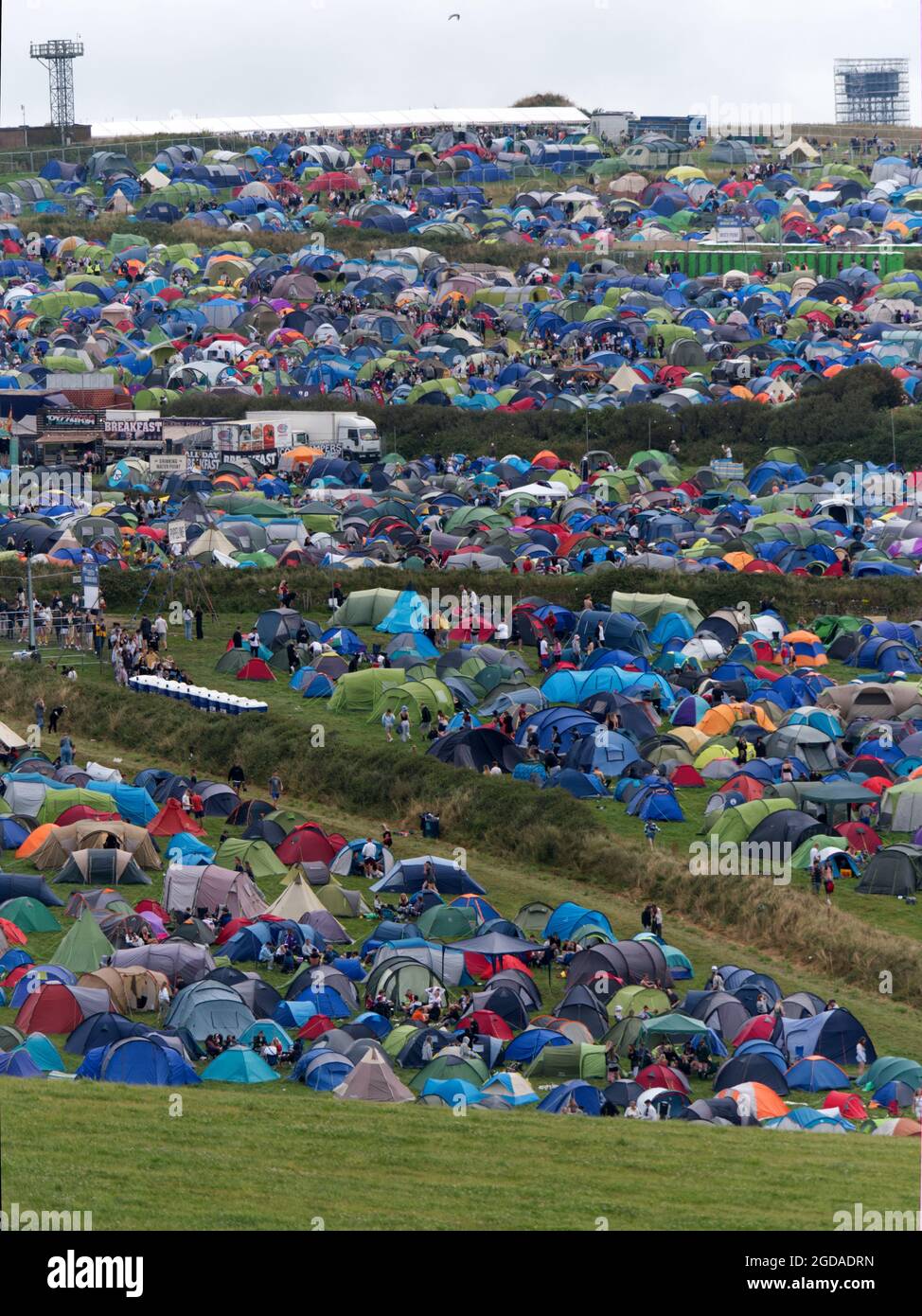 Newquay, Cornwall. 12:00 heures. Le festival de musique et de surf Boardmasters 2021 près de Watergate Bay. Une tente et un village de Tipi ont été créés sur des terres agricoles adjacentes afin d'accommentadiser les dizaines de milliers attendus. Foals Gorillaz et Jorja Smith titre. The Kooks.Also Loyle Carner, Jaie xx, Lianne la Havas, 12 août 2021. Crédit : Robert Taylor/Alay Live News Banque D'Images