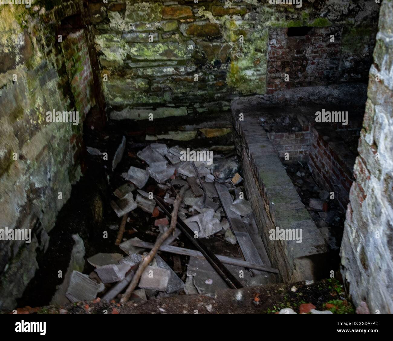 chambre en ruine à l'intérieur des débris de fort ives partout dans le sol Banque D'Images