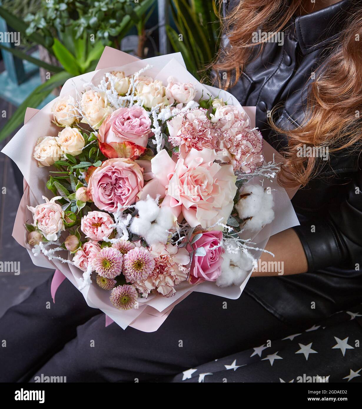 femme tenant un beau bouquet de fleurs colorées. Bouquet frais et luxuriant de  fleurs colorées Photo Stock - Alamy