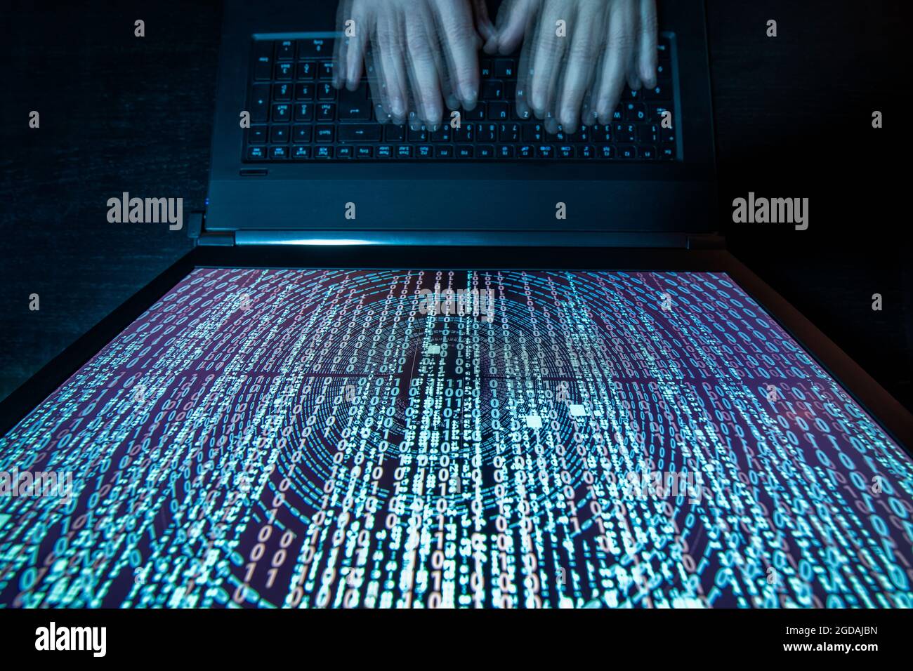 Vue d'ensemble du code binaire sur l'écran de l'ordinateur portable Banque D'Images
