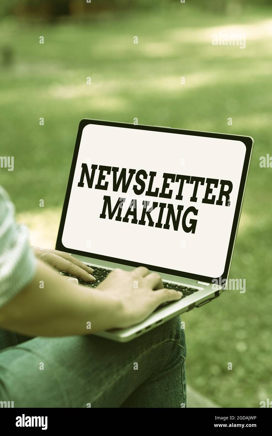 Légende conceptuelle Newsletter Making. Rapport imprimé conceptuel avec photo contenant des nouvelles ou des activités d'une entreprise emplois en ligne et travail à distance Banque D'Images