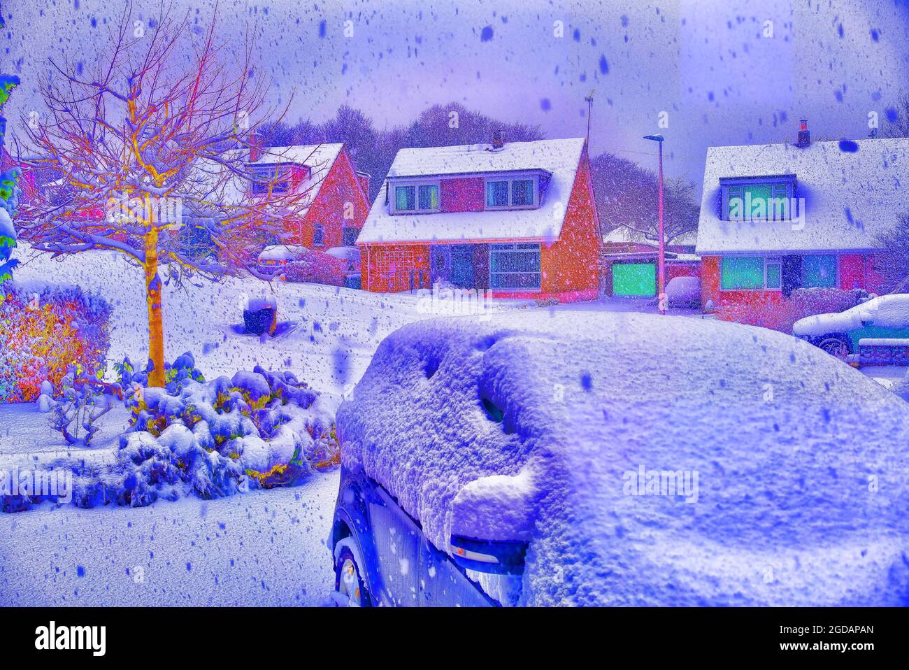 Amélioration numérique, manipulation, scène enneigée dans le domaine de l'habitation, forte chute de neige, voitures neigées, couvertes de neige, scène d'hiver, Écosse, Royaume-Uni. Banque D'Images