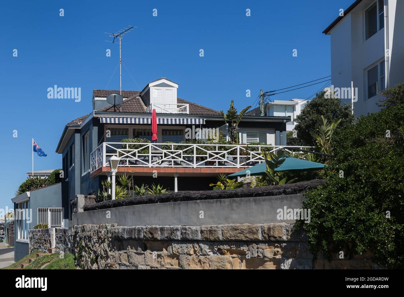 Sydney, Australie. Jeudi 12th août 2021. Maison en face de Tamarama Beach sur Marine Drive. Les restrictions de verrouillage pour certaines parties du Grand Sydney ont été encore étendues en raison de l'épandage de la variante Delta. Crédit : Paul Lovelace/Alamy Live News Banque D'Images