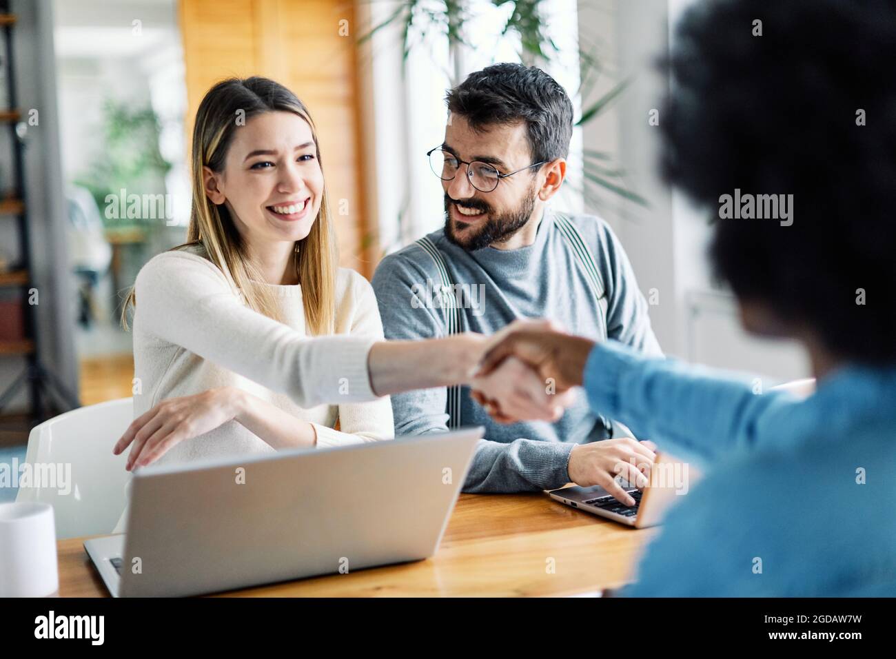 un jeune couple qui se tremble traite des investissements immobiliers contractuels Banque D'Images