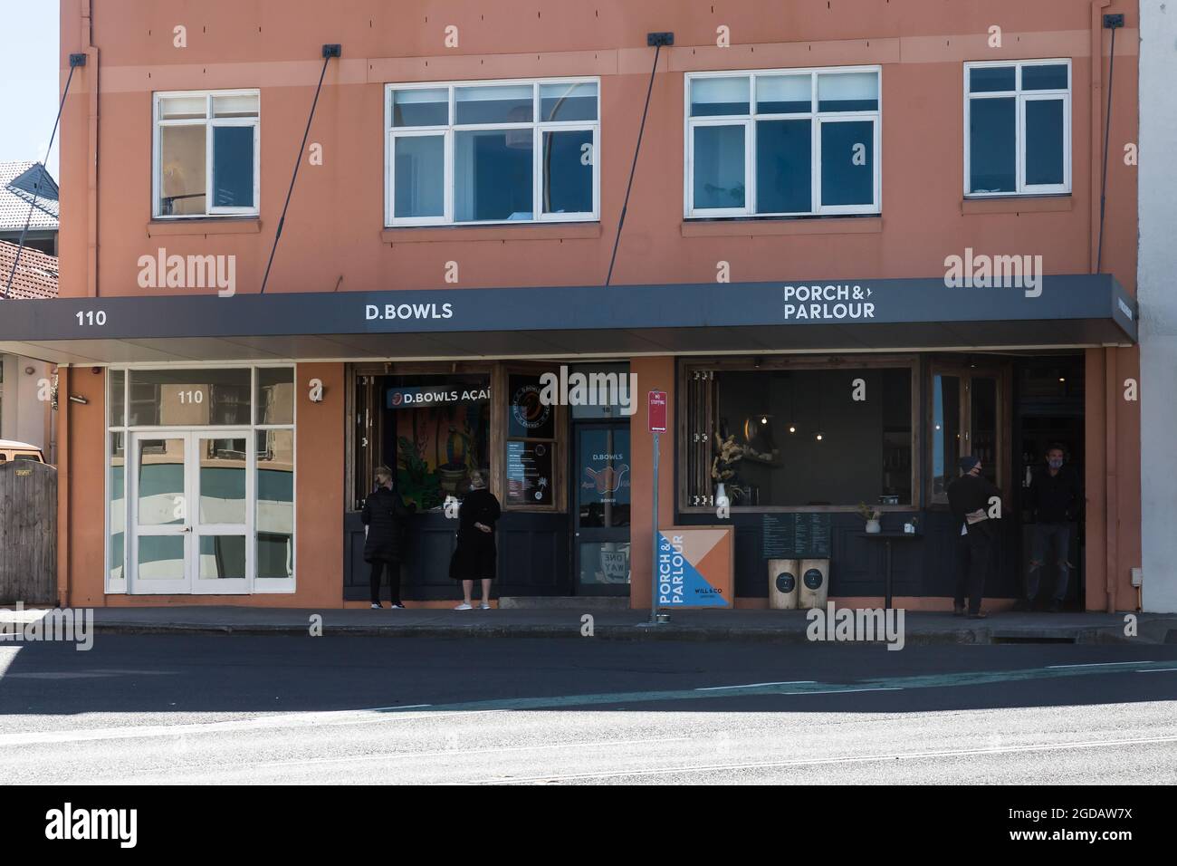 Sydney, Australie. Jeudi 12th août 2021. Bondi Cafe, porche et salon. Les restrictions de verrouillage pour certaines parties du Grand Sydney ont été encore étendues en raison de l'épandage de la variante Delta. Crédit : Paul Lovelace/Alamy Live News Banque D'Images