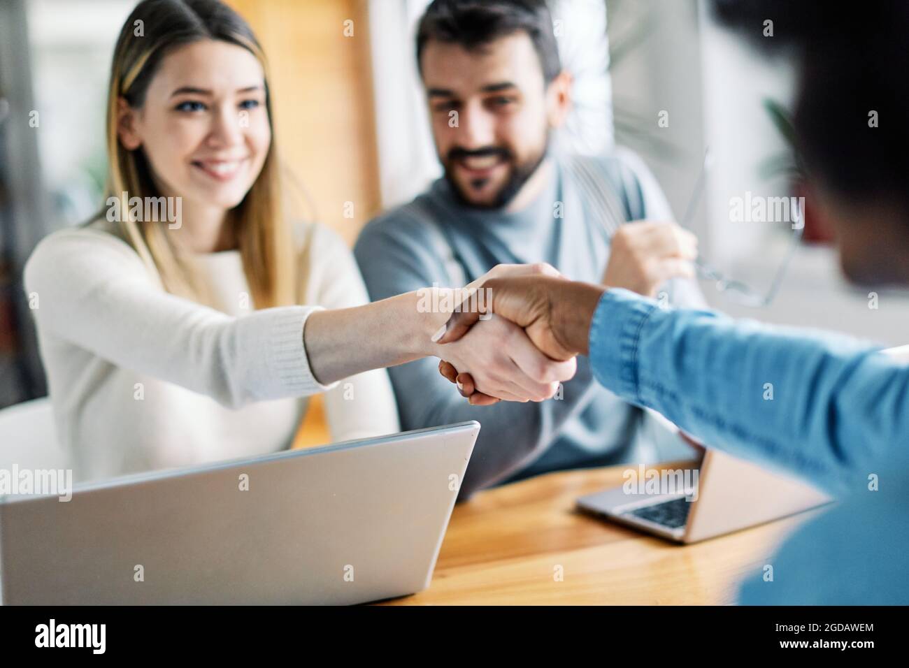un jeune couple qui se tremble traite des investissements immobiliers contractuels Banque D'Images