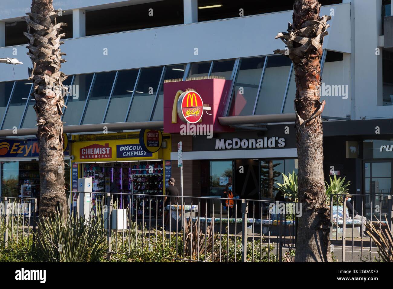 Sydney, Australie. Jeudi 12 août 2021. Magasins le long de Campbell Parade Bondi Beach, à l'air vide. Les restrictions de verrouillage pour certaines parties du Grand Sydney ont été encore étendues en raison de l'épandage de la variante Delta. Crédit : Paul Lovelace/Alamy Live News Banque D'Images