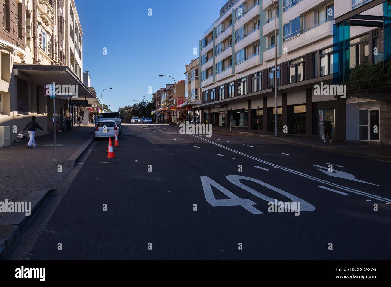 Sydney, Australie. Jeudi 12 août 2021. Magasins le long de Campbell Parade Bondi Beach, à l'air vide. Les restrictions de verrouillage pour certaines parties du Grand Sydney ont été encore étendues en raison de l'épandage de la variante Delta. Crédit : Paul Lovelace/Alamy Live News Banque D'Images