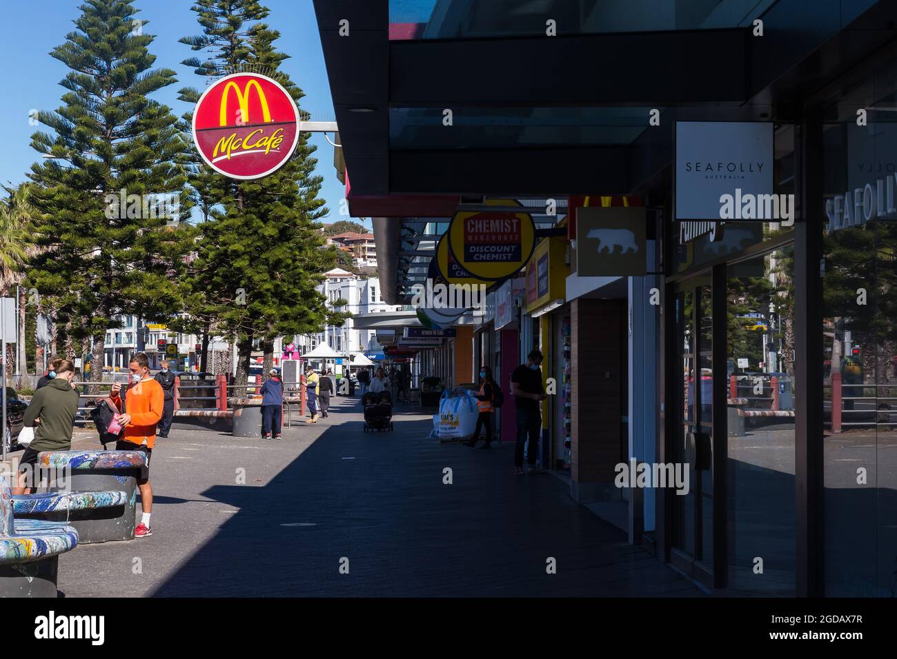 Sydney, Australie. Jeudi 12 août 2021. Magasins le long de Campbell Parade Bondi Beach, à l'air vide. Les restrictions de verrouillage pour certaines parties du Grand Sydney ont été encore étendues en raison de l'épandage de la variante Delta. Crédit : Paul Lovelace/Alamy Live News Banque D'Images