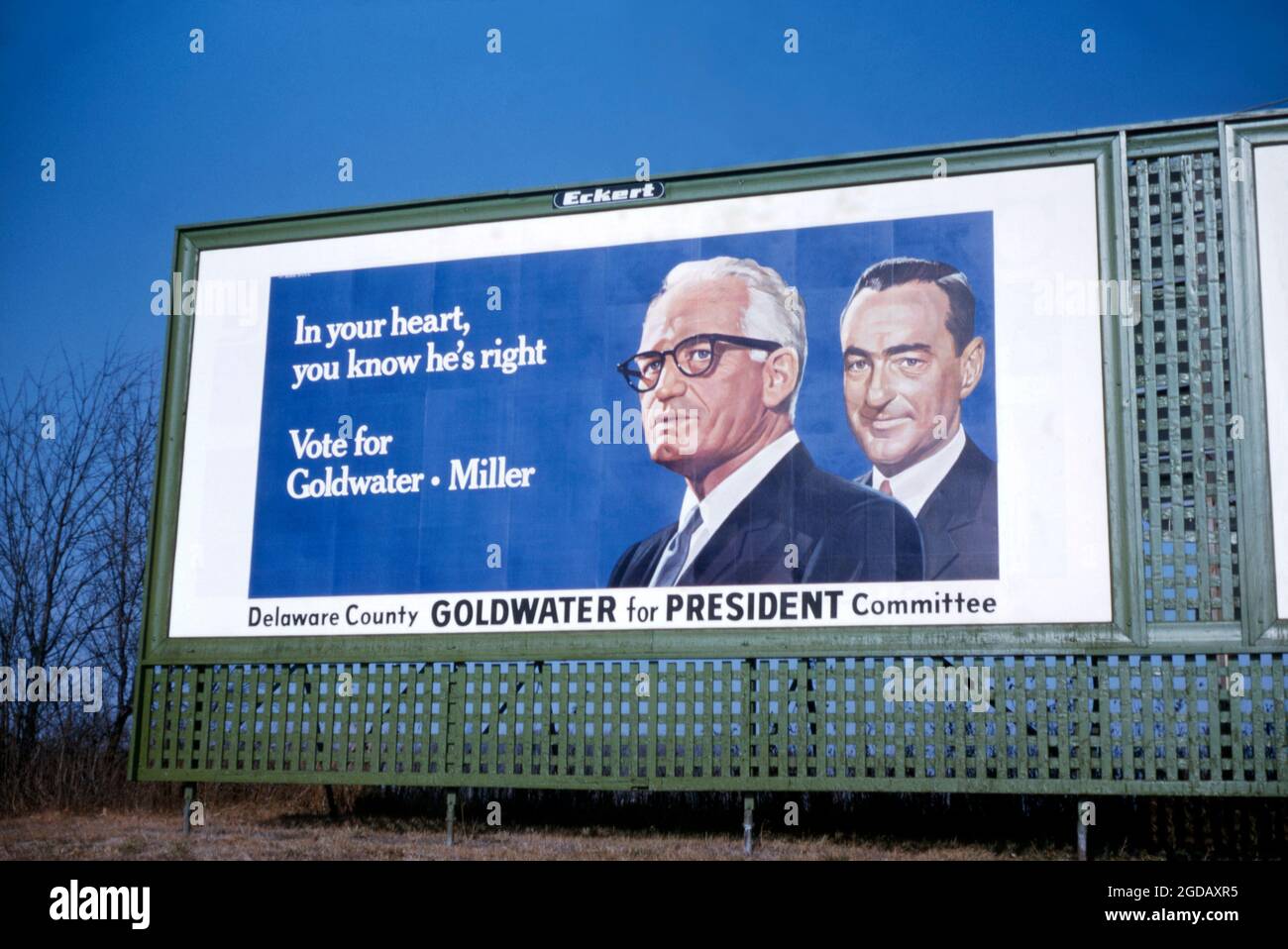 Un panneau publicitaire annonçant la campagne présidentielle de Barry Goldwater dans le comté de Delaware (Delco), en Pennsylvanie, aux États-Unis, en 1964. Barry Goldwater (1909–1998) était sénateur américain pour l'Arizona et candidat du Parti républicain à la présidence lors des élections de 1964. Connu pour son point de vue conservateur, Goldwater est le politicien le plus souvent reconnu pour la résurgence de la droite politique américaine dans les années 1960. William Edward Miller (1914–1983) était le colistier de Goldwater. Goldwater a perdu l’élection du démocrate en exercice Lyndon B. Johnson par l’une des plus grandes majorités de l’histoire. Banque D'Images
