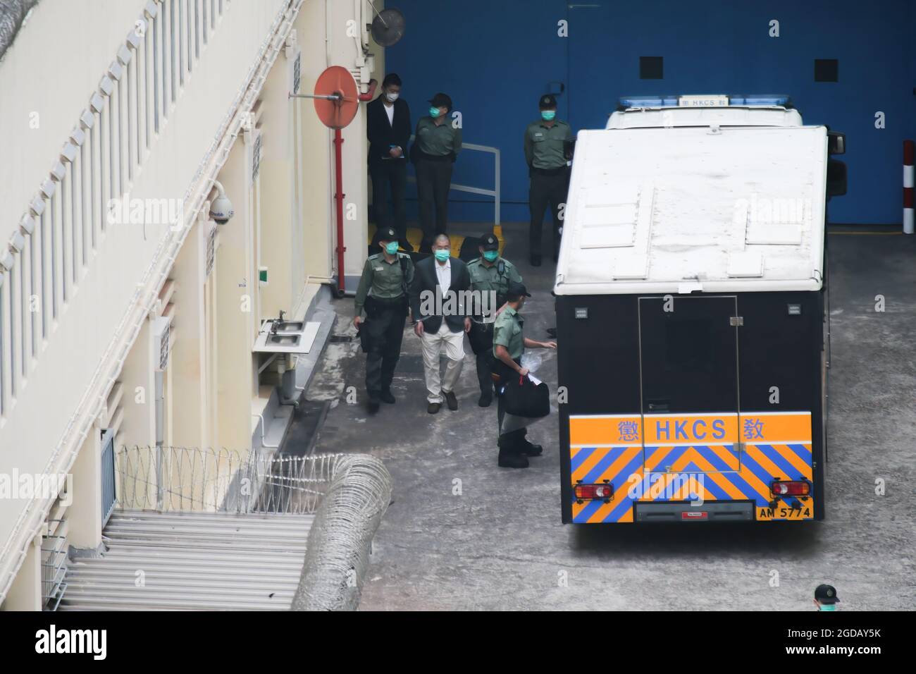 Hong Kong, Chine. 12 décembre 2020. Jimmy Lai, est escorté dans un véhicule du Service correctionnel qui le conduit à la cour. Le fondateur de Next Digital et défenseur de la démocratie Jimmy Lai a été libéré sous caution à Hong Kong, près de trois semaines après son arrestation controversée pour avoir prétendument violé les termes de son contrat de location de bureau. Il a par la suite été inculpé en vertu de la nouvelle loi chinoise sur la sécurité nationale de Hong Kong pour collusion avec un pays étranger, ce qui peut conduire à la prison à vie. Crédit : SOPA Images Limited/Alamy Live News Banque D'Images