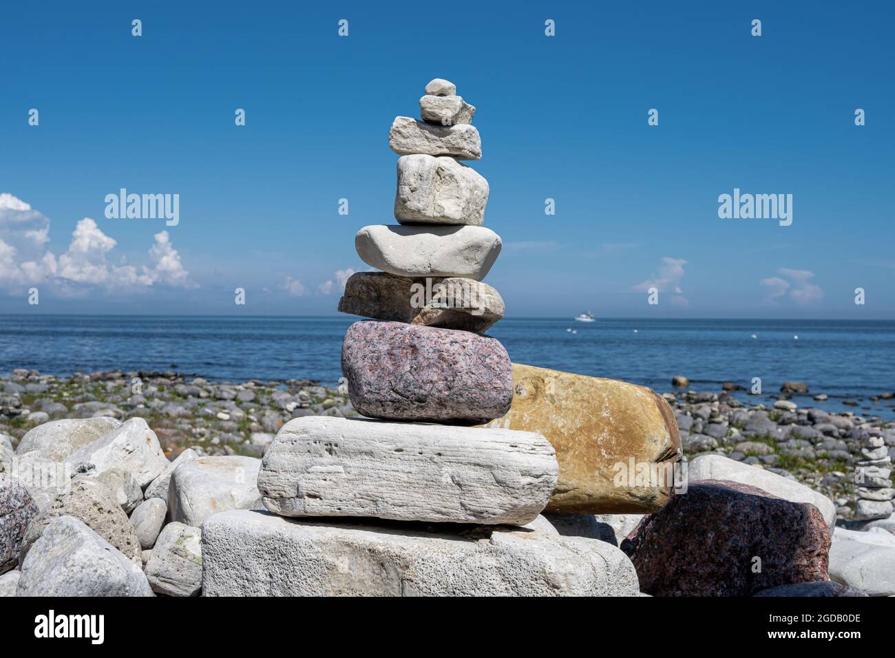 Une pile de pierres sur une plage. Photo de l'île d'Oland, en mer Baltique Banque D'Images