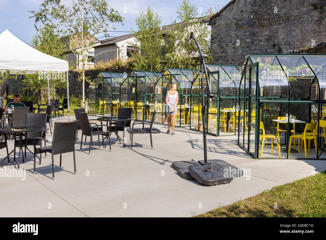 Des salles à manger séparées individuelles dans des unités vitrées du restaurant jardin de la Butler Art Gallery, Kilkenny, Irlande. Mesures introduites pour aider Banque D'Images Des salles à manger séparées individuelles dans des unités vitrées du restaurant jardin de la Butler Art Gallery, Kilkenny, Irlande. Mesures introduites pour aider Banque D'Images