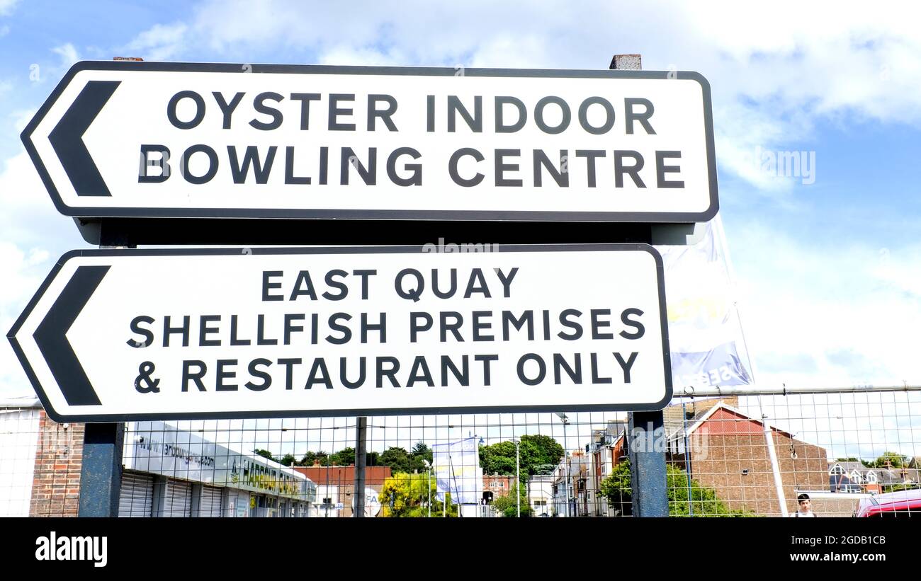 Signalisation indiquant le centre de bowling intérieur Oyster et les locaux et le restaurant East Quay Shellfish uniquement Banque D'Images