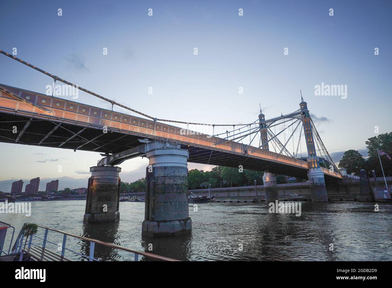 Vue sur le pont Albert, pris d'un bateau sur la Tamise lors d'une croisière en soirée. Date de la photo : vendredi 6 août 2021. Photo: Richard Gray/Alay Banque D'Images