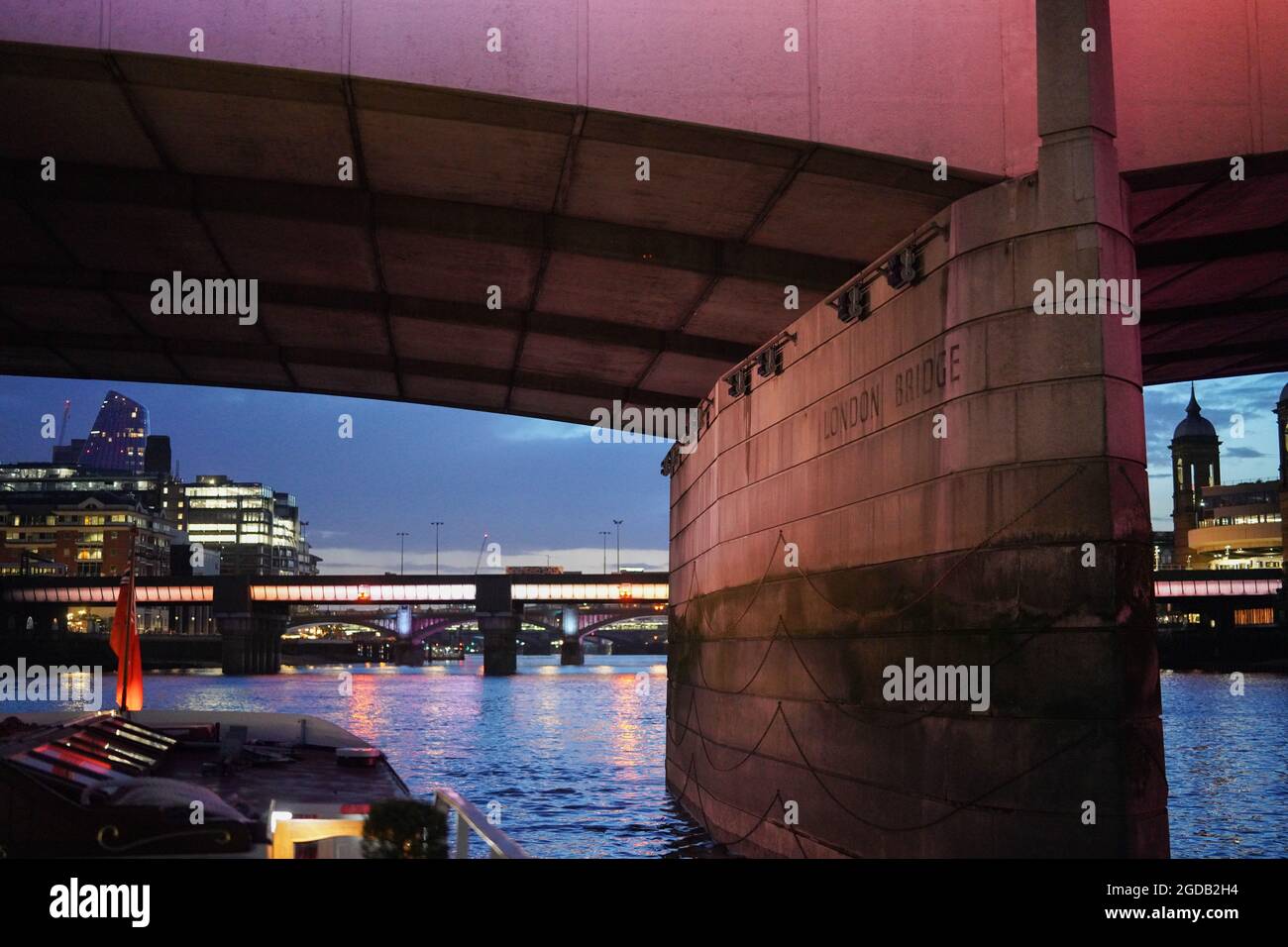 Vue sur le pont de Londres, prise d'un bateau sur la Tamise lors d'une croisière en soirée. Date de la photo : vendredi 6 août 2021. Photo: Richard Gray/Alay Banque D'Images