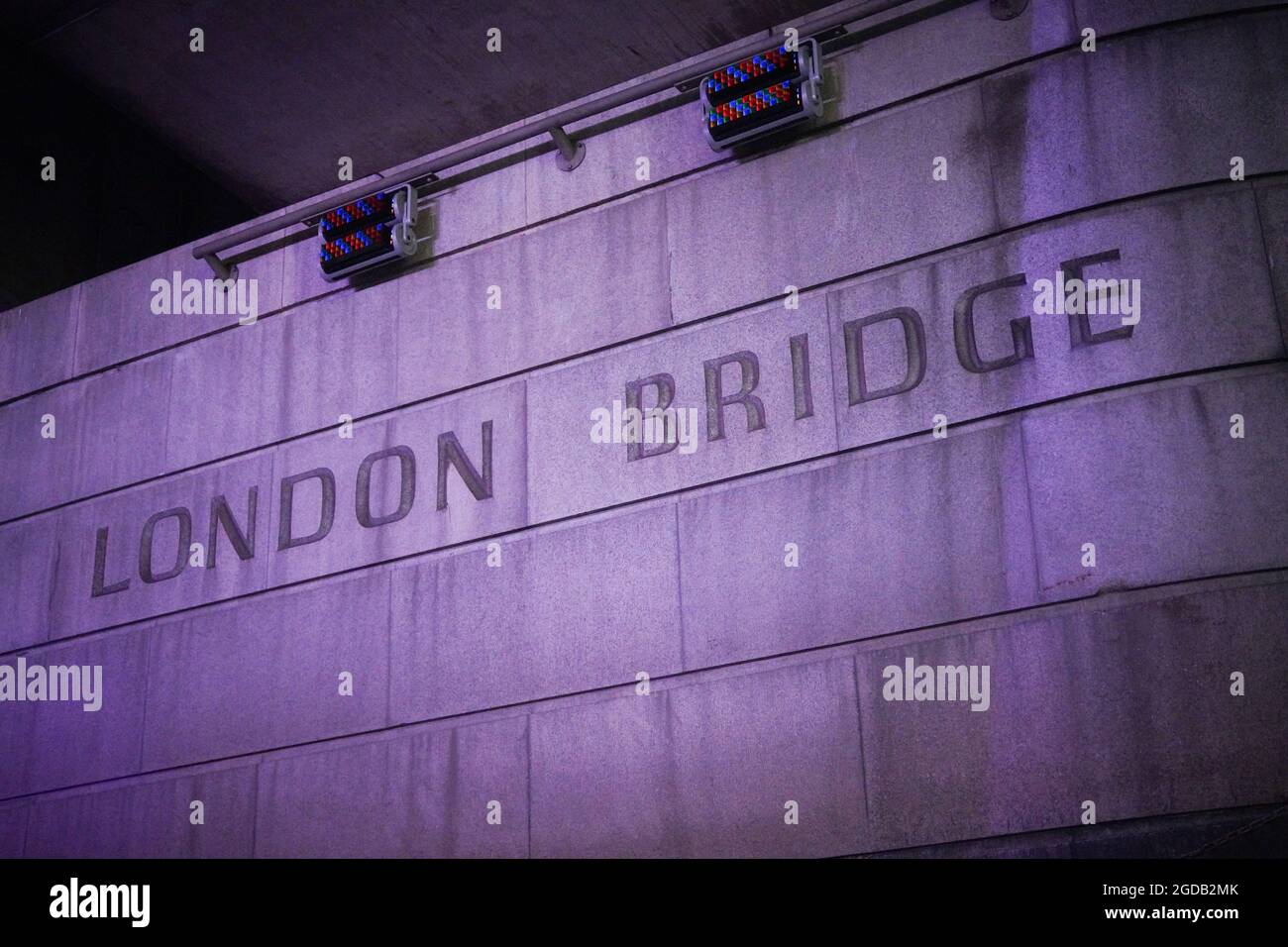 Vue sur le pont de Londres, prise d'un bateau sur la Tamise lors d'une croisière en soirée. Date de la photo : vendredi 6 août 2021. Photo: Richard Gray/Alay Banque D'Images