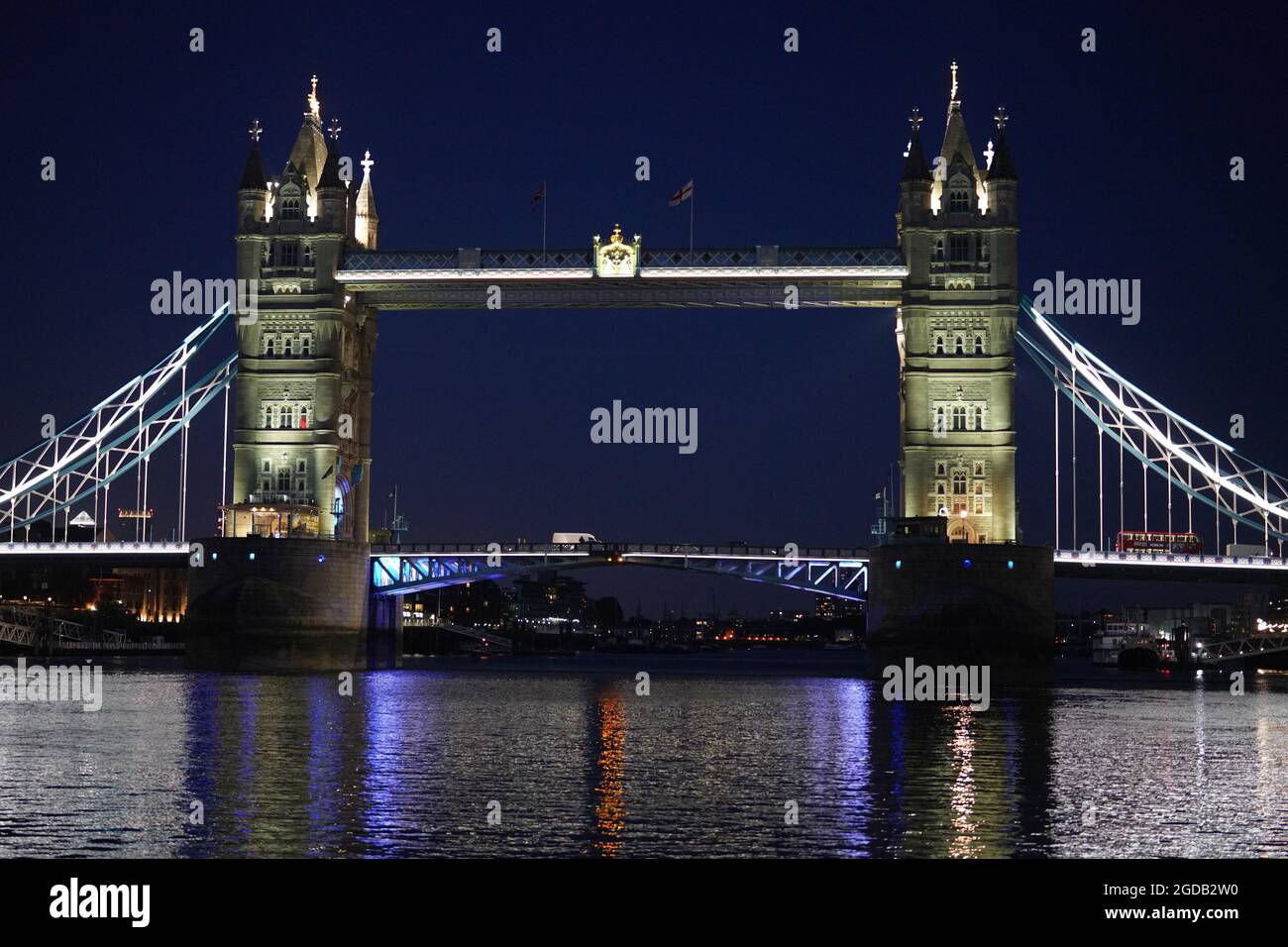 Vue sur le Tower Bridge, pris d'un bateau sur la Tamise lors d'une croisière en soirée. Date de la photo : vendredi 6 août 2021. Photo: Richard Gray/Alay Banque D'Images