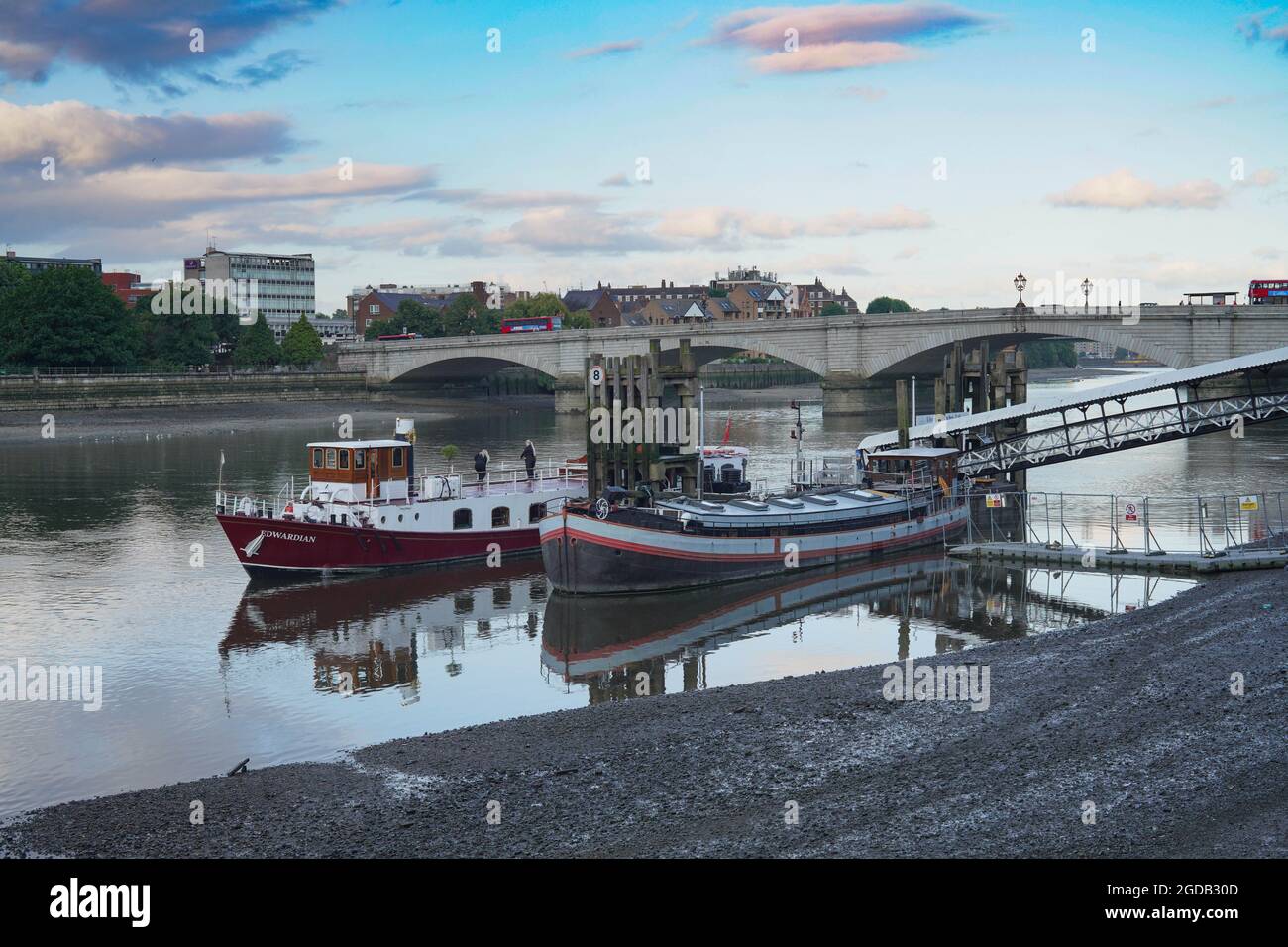 Vue sur Putney Pier et Putney Bridge en arrière-plan, avec le bateau édouardien MV qui attend d'embarquer pour une croisière sur la rivière. Date de la photo : vendredi 6 août Banque D'Images