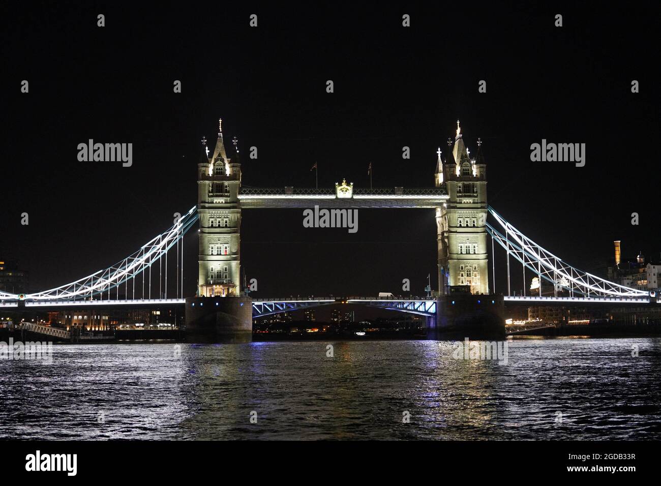 Vue sur le Tower Bridge, pris d'un bateau sur la Tamise lors d'une croisière en soirée. Date de la photo : vendredi 6 août 2021. Photo: Richard Gray/Alay Banque D'Images