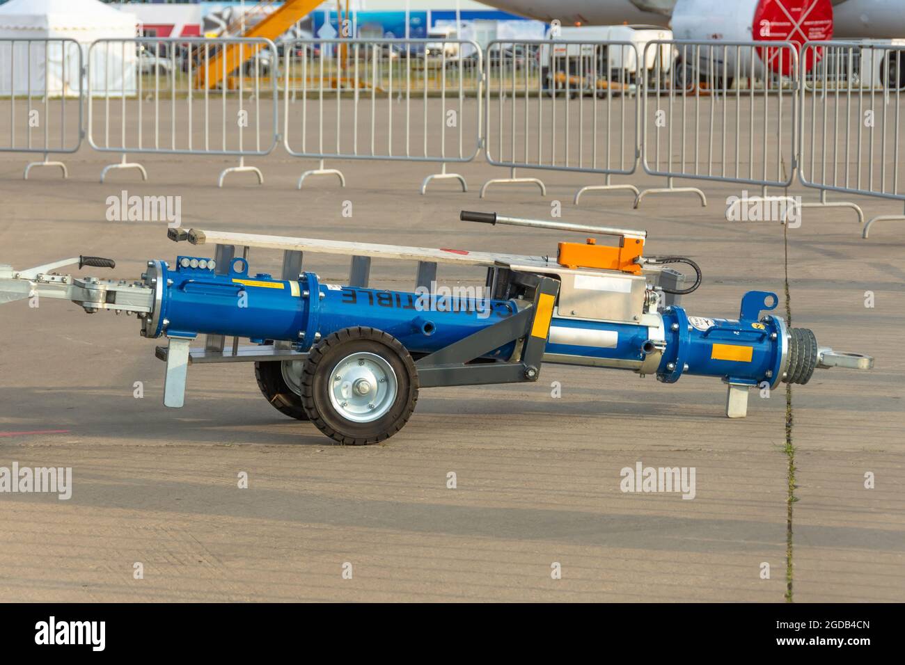Chariot de remorquage d'avion pour connecté au remorqueur du train d'atterrissage avant, gros plan Banque D'Images