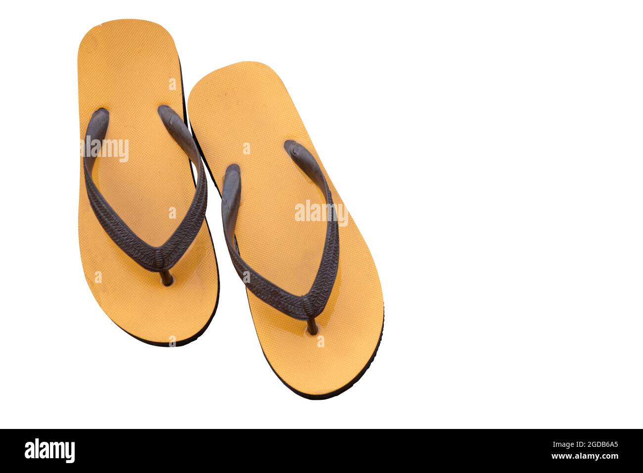 Pantoufles ou simple Uni style thaïlandais sandales chaussures en caoutchouc isolées sur fond blanc. Banque D'Images