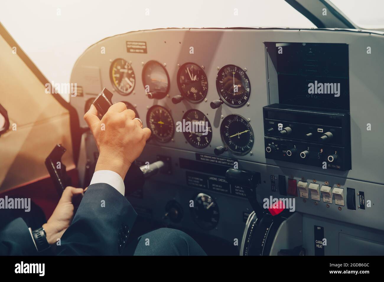 Le pilote ou le pilote commandant de bord de vol privé contrôle l'avion avec plusieurs jauges d'avion dans le tableau de bord du poste de pilotage. Banque D'Images