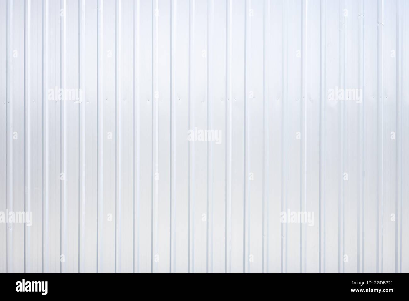 Motif de texture de mur pour l'arrière-plan de l'industrie de la tôle métallique en acier argenté à vagues rayées ou du chantier de construction. Banque D'Images