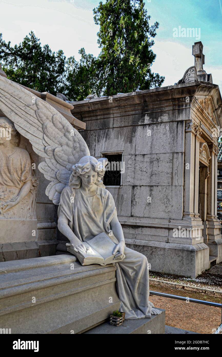 statue d'ange lisant à côté d'un panthéon Banque D'Images