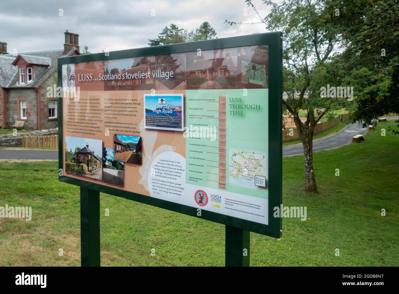 Un signe interprétatif pour le joli 'village de modèle' de Luss ... Le village le plus charmant d'Écosse, avec divers détails de l'histoire du village Banque D'Images