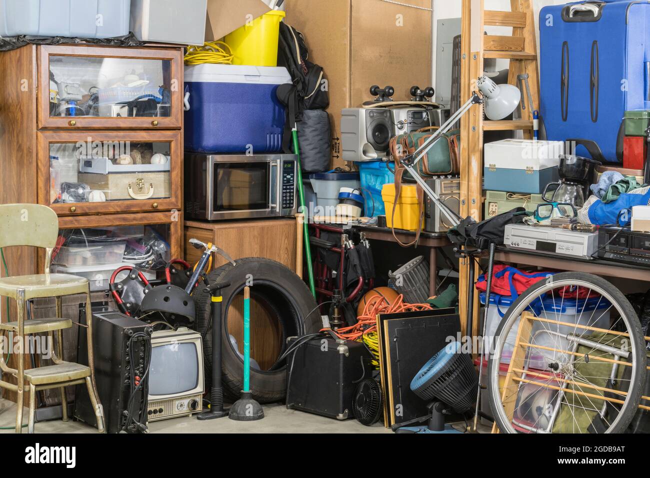 L'encombrement des arbreurs et la malbouffe des ménages qui surprend le coin d'un garage de banlieue désordonné. Banque D'Images