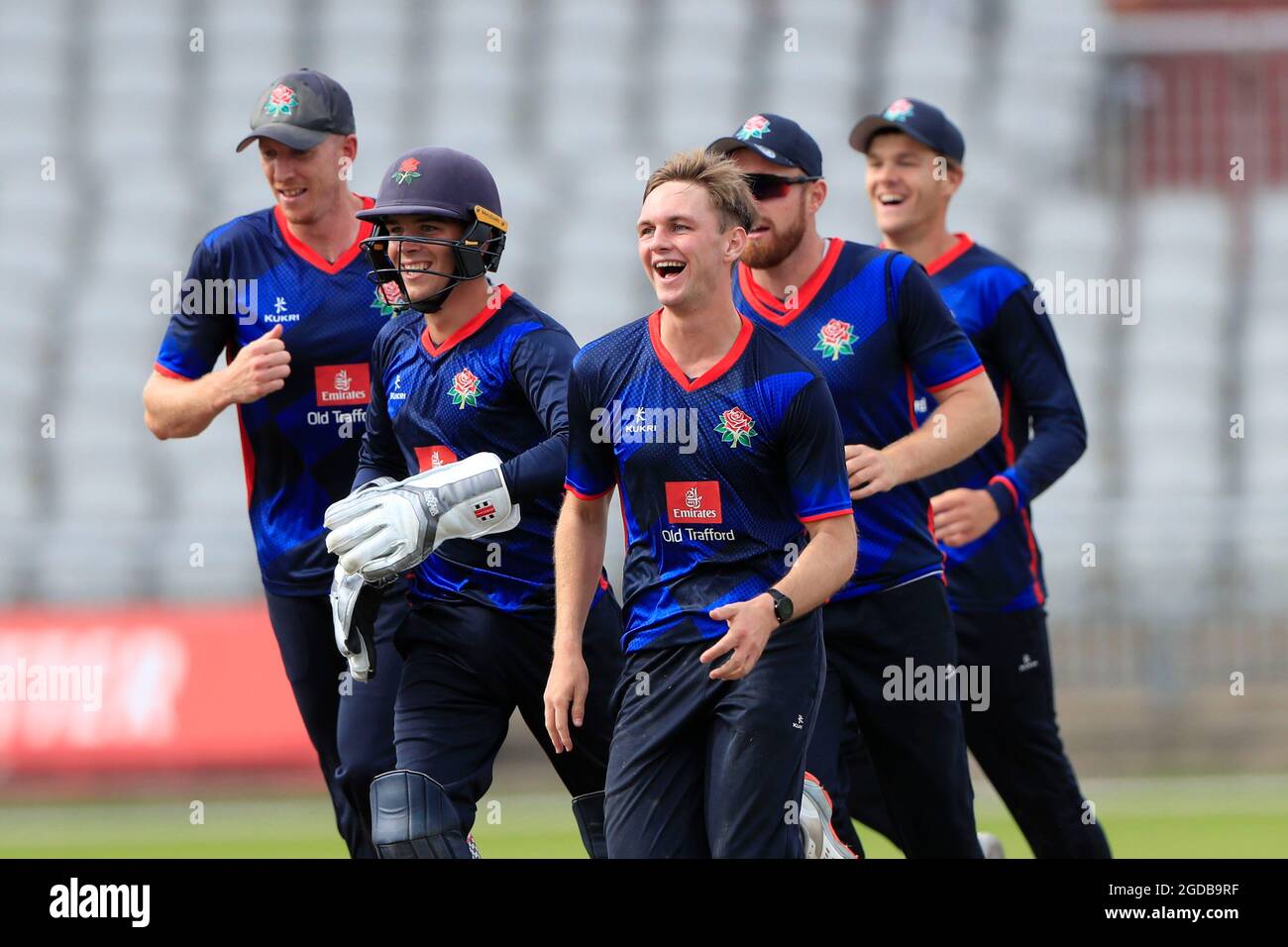 George Lavelle, Jack Morley et Luke Wells du Lancashire courent pour célébrer la rupture de Feroze Khushi d'Essex Banque D'Images