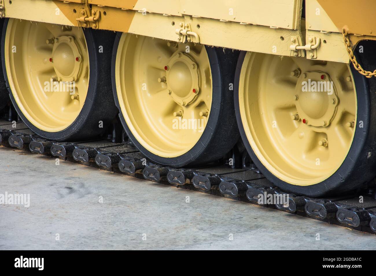 Gros plan sur les roues Caterpillar d'un réservoir de couleur jaune Banque D'Images