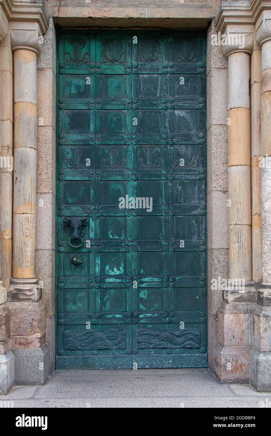 Doorknock sous forme de taureau sur la porte en bronze de la cathédrale notre Dame Maria VOR Flue Maria Domkirke Ribe Jutland Danemark Banque D'Images