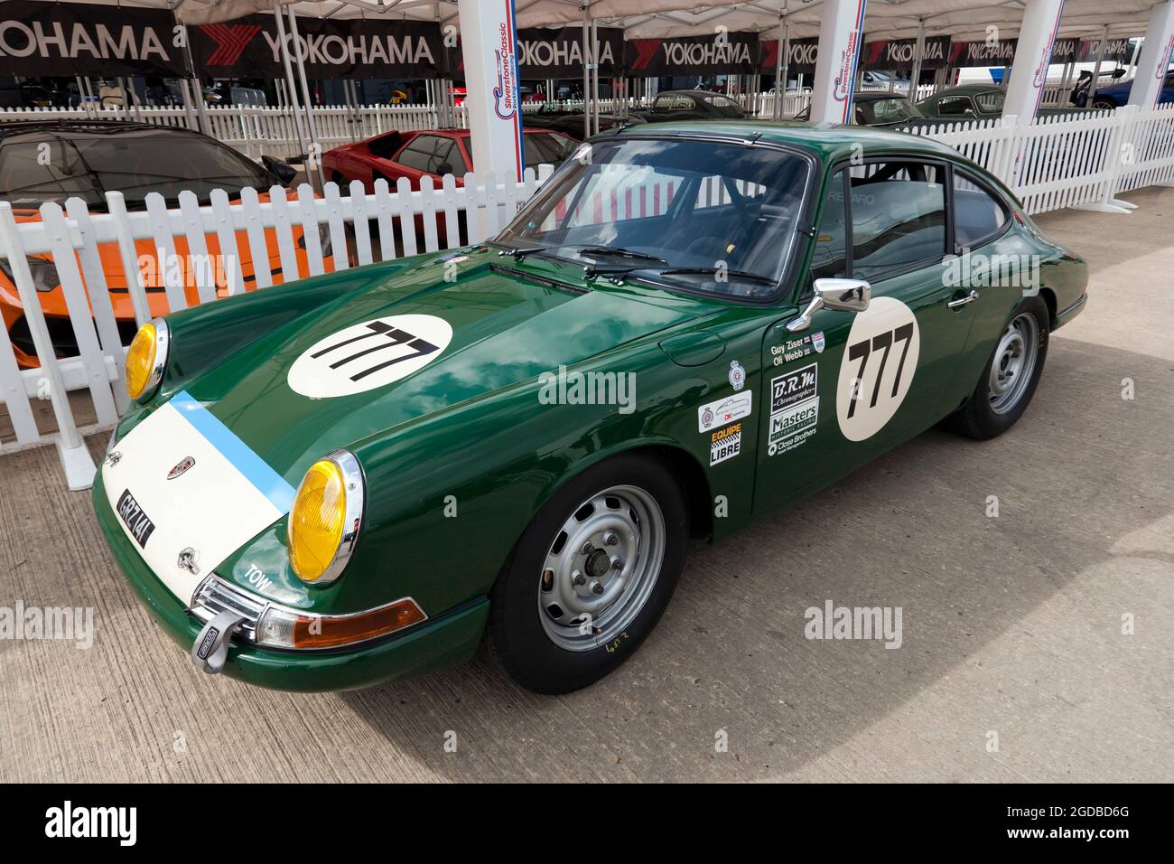 Guy Ziser's Green, 1965 ans, Porsche 911, garée dans l'International Paddock pendant le Silverstone Classic 2021 Banque D'Images