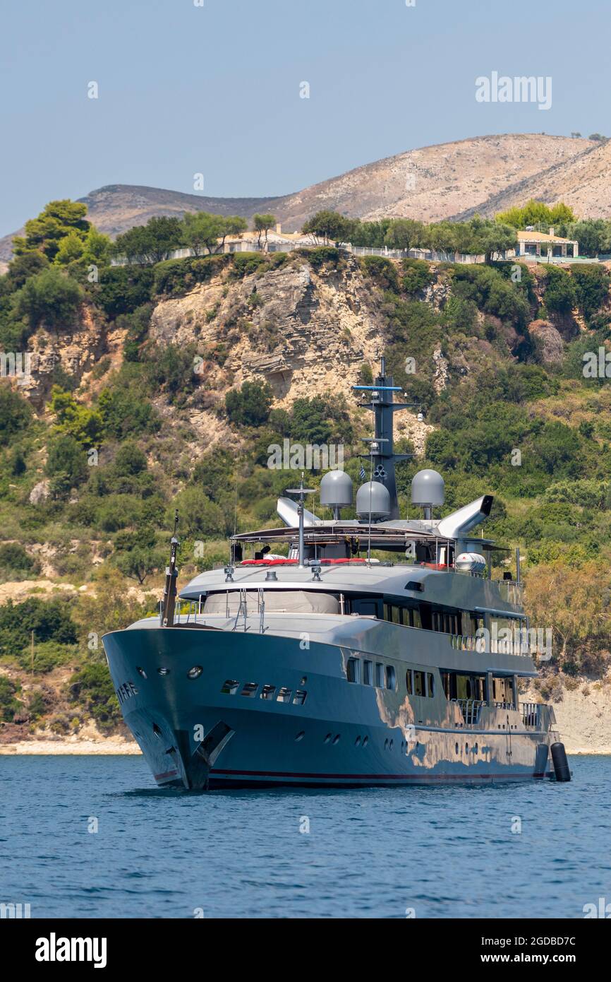 grand yacht à moteur, millionnaires style de vie, grand bateau à moteur, riches personnes, jouets grands garçons, yacht à moteur ancré sur l'île grecque, bateau sur l'île grecque Banque D'Images