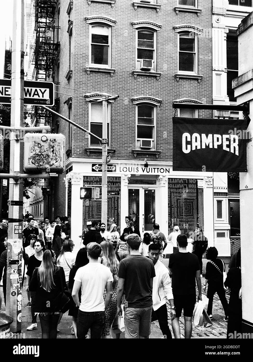 Magasin Louis Vuitton dans le quartier SoHo de Manhattan, New York, New York, États-Unis. Un trottoir très fréquenté où les gens font du shopping Banque D'Images