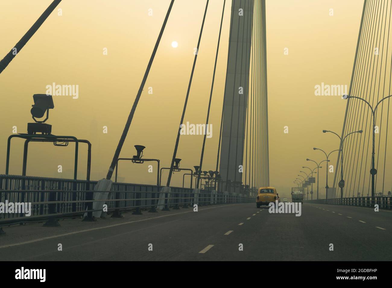 Vidyasagar Setu (pont) au-dessus du Gange, 2e pont Hooghly à Kolkata, Bengale-Occidental, Inde. Tourné en hiver matin. Relie Howrah et Kolkata, long Banque D'Images