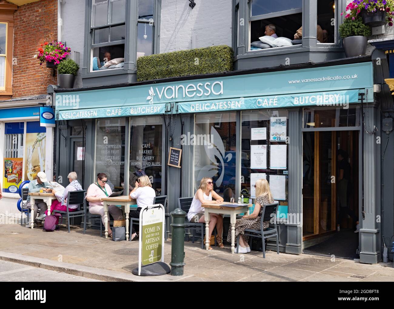 Café du Yorkshire ; personnes assises à l'extérieur manger et boire au café Vanessa et épicerie fine, à Beverley en été soleil, Beverley Yorkshire Royaume-Uni Banque D'Images