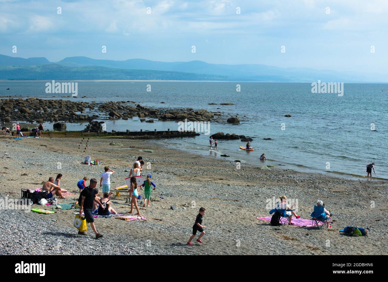 Cricceith / pays de Galles / août 15 2020 : UNE charmante station balnéaire gallois. Les touristes se détendent sur une large plage qui donne sur une vue magnifique sur la baie de Cardigan Banque D'Images