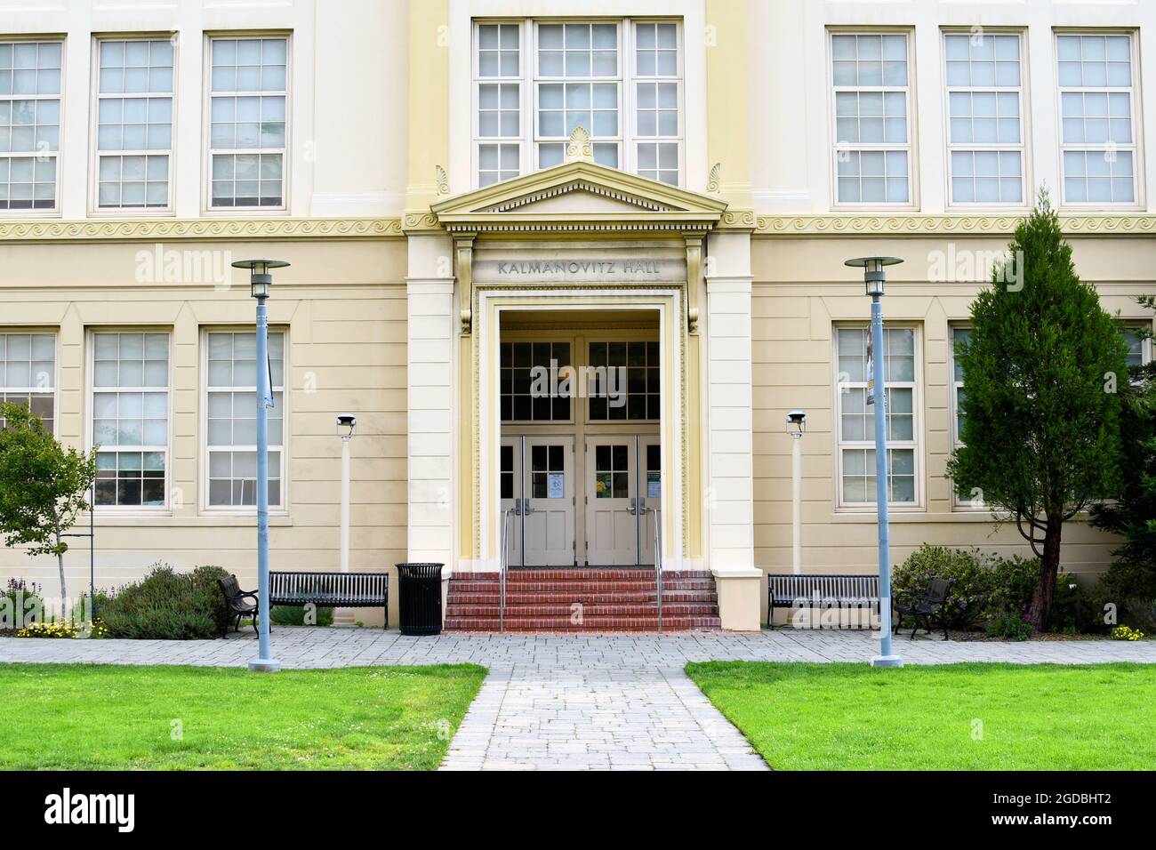 Extérieur du Kalmanovitz Hall, salle de classe et bâtiment administratif sur le campus de l'Université de San Francisco, à San Francisco, Californie. Banque D'Images