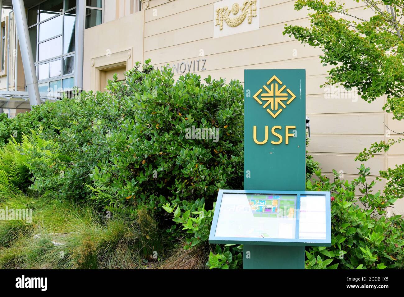Logo et marqueur de l'Université de San Francisco au-dessus d'une carte du campus en plastique, devant le Kalmanovitz Hall; San Francisco, Californie. Banque D'Images
