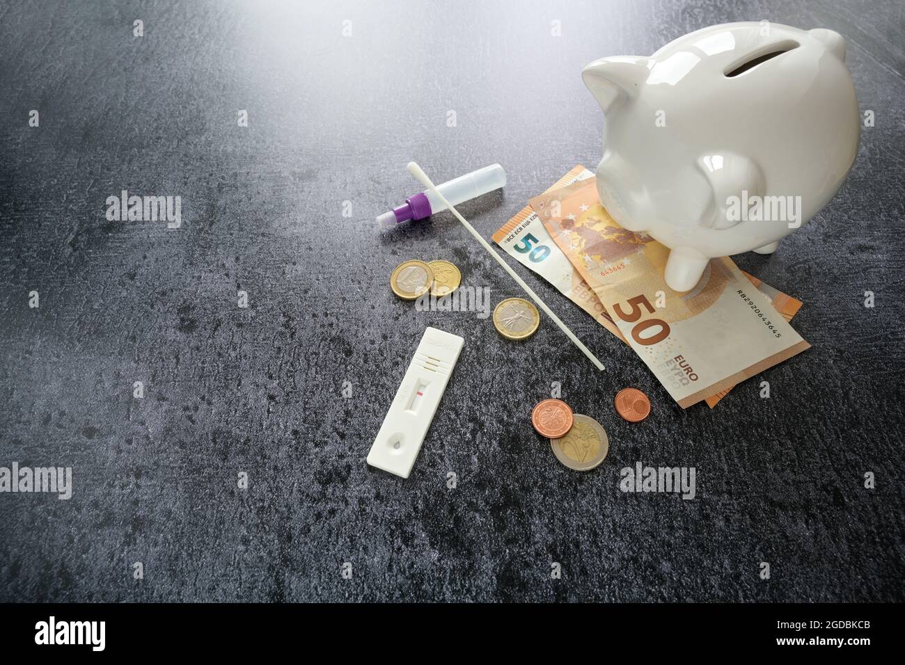 Coûts du test rapide Covid-19 pour les non vaccinés qui souhaitent participer à la vie publique pendant la pandémie du coronavirus, la trousse de test, la banque de porcs et de l'argent de l'euro Banque D'Images Coûts du test rapide Covid-19 pour les non vaccinés qui souhaitent participer à la vie publique pendant la pandémie du coronavirus, la trousse de test, la banque de porcs et de l'argent de l'euro Banque D'Images