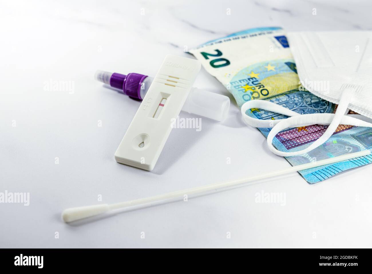 test rapide covid-19, billet de banque en euros et masque ffp2, requis pour les soins de santé et la sécurité, coûts privés pour participer à la vie publique pendant coron Banque D'Images test rapide covid-19, billet de banque en euros et masque ffp2, requis pour les soins de santé et la sécurité, coûts privés pour participer à la vie publique pendant coron Banque D'Images