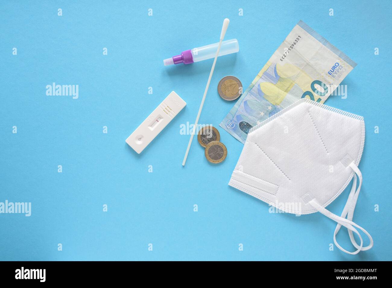 Les coûts des soins de santé et de la sécurité pendant la pandémie du coronavirus, le test rapide Covid-19, le masque médical ffp2 et un peu d'argent sur fond bleu, c Banque D'Images Les coûts des soins de santé et de la sécurité pendant la pandémie du coronavirus, le test rapide Covid-19, le masque médical ffp2 et un peu d'argent sur fond bleu, c Banque D'Images