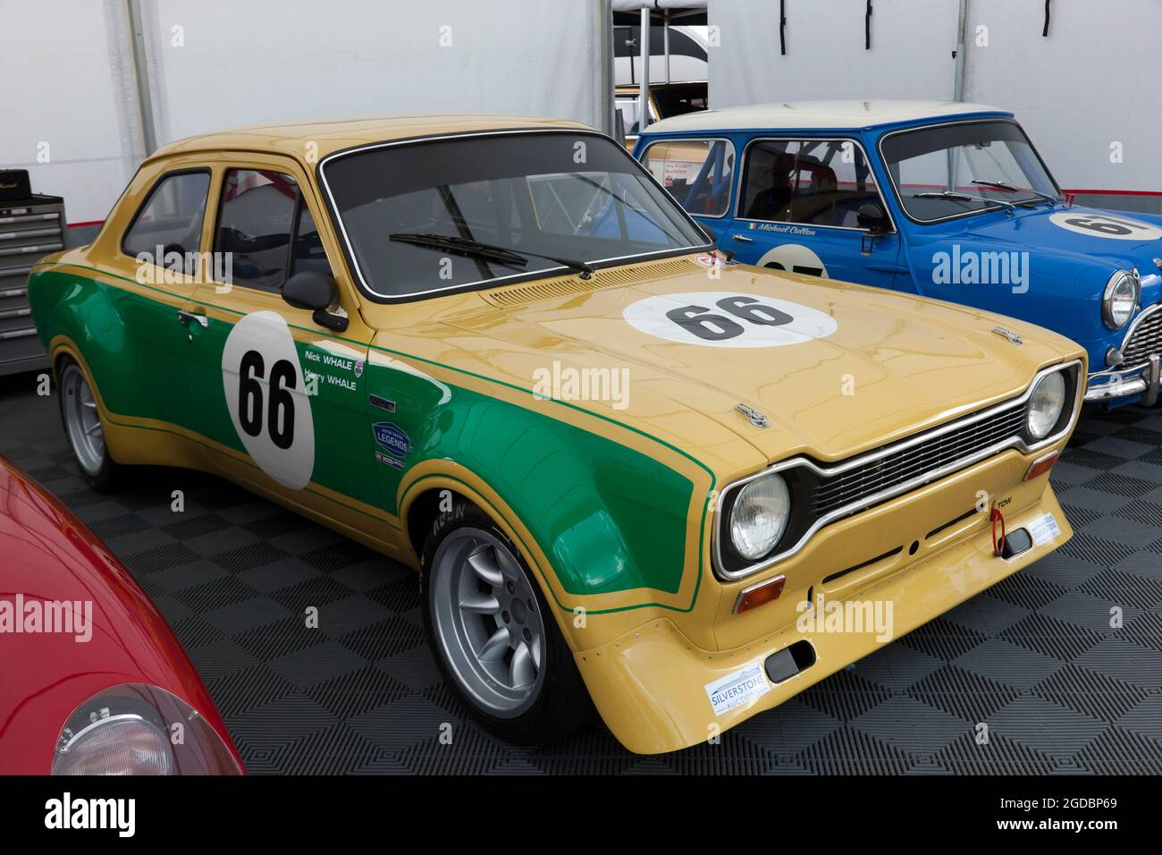 Nick et Harry Whale's, jaune et vert, 1971, Ford Escort RS1600, dans un garage à fosse temporaire au Silverstone Classic 2021 Banque D'Images