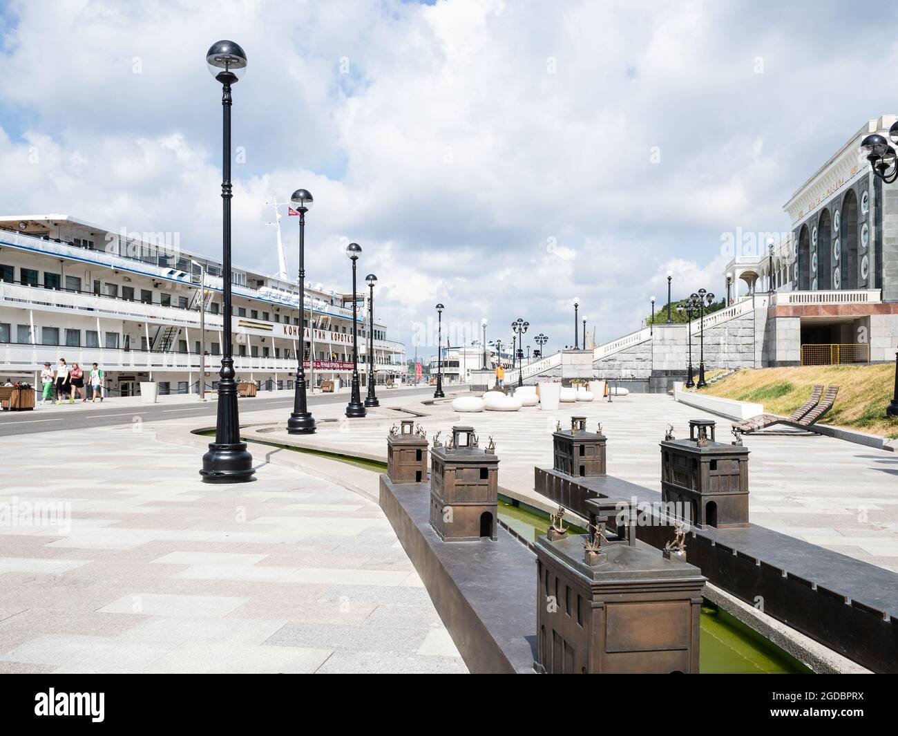 Moscou, Russie - 19 juillet 2021 : remblai dans le terminal de North River sur le réservoir Khimki dans la ville de Moscou. Le terminal a été construit en 1937 et il a été récemm Banque D'Images
