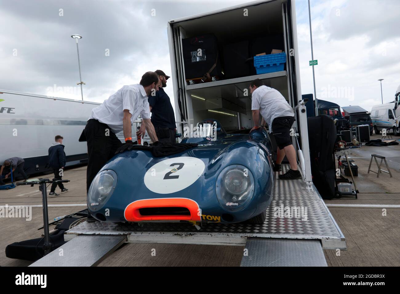 Le Lotus 11 de Martin O'Connell, qui est arrivé premier dans sa catégorie, étant chargé sur son transporteur par un ascenseur de voiture, au Silverstone Classic 2021 Banque D'Images